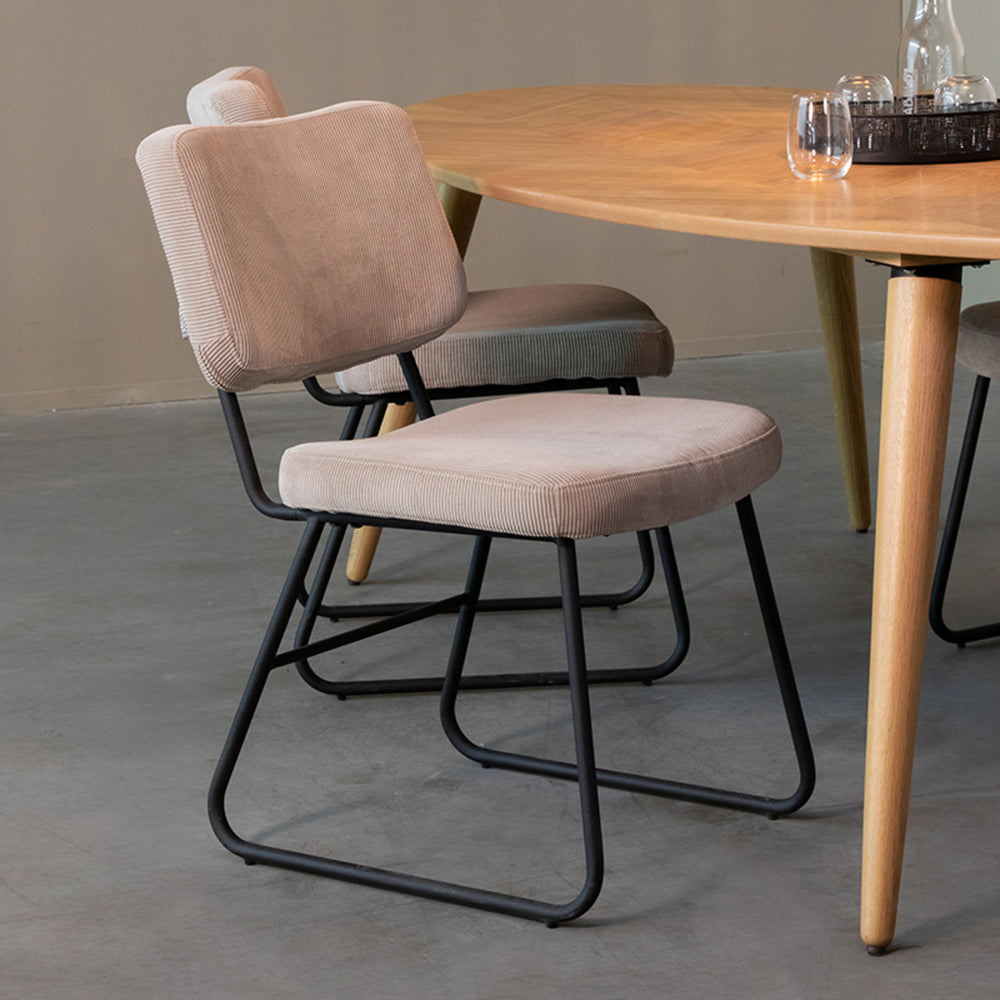 stoel met metalen frame