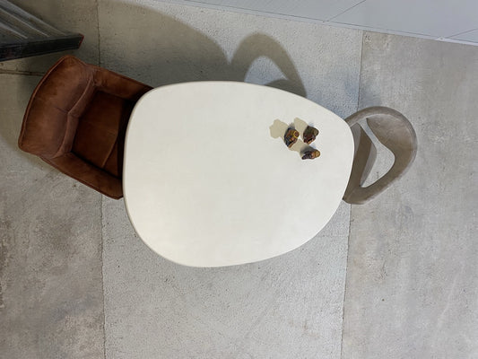 Betonlook Eettafel Pebble met cone onderstel in diverse maten