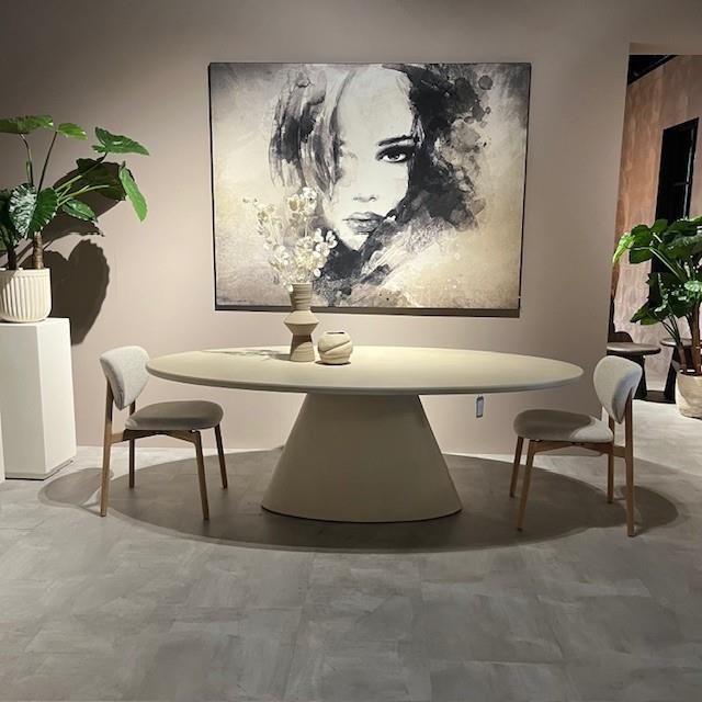 ovalen beige eettafel