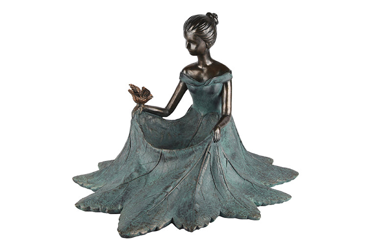 Dame met jurk als vogelvoerbakje en vogel