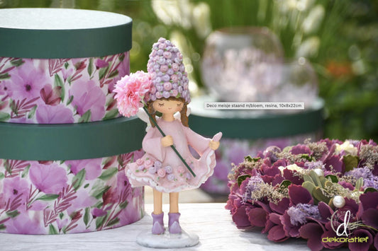 Meisje staand met bloem roze