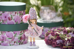 Meisje staand met bloem roze