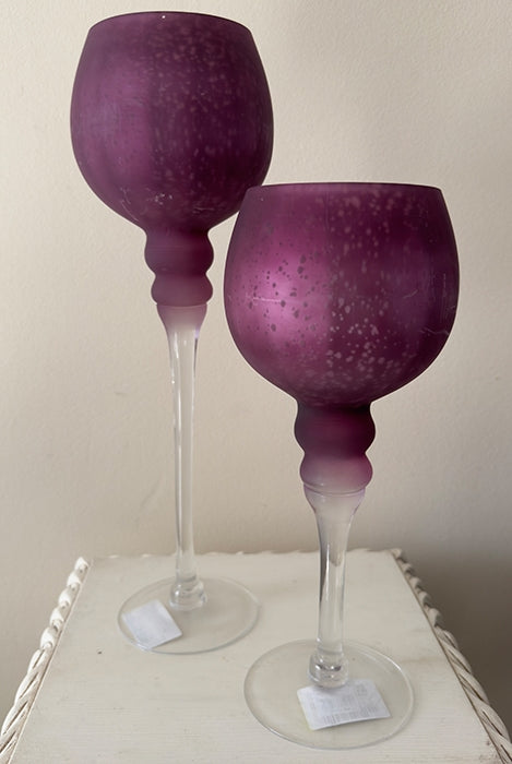 Paarse theelichthouder op voet