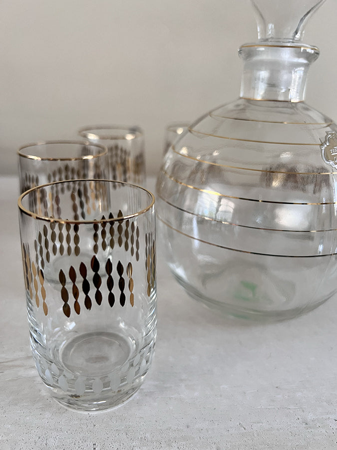 Karafje met 6 glaasjes glas helder/goud