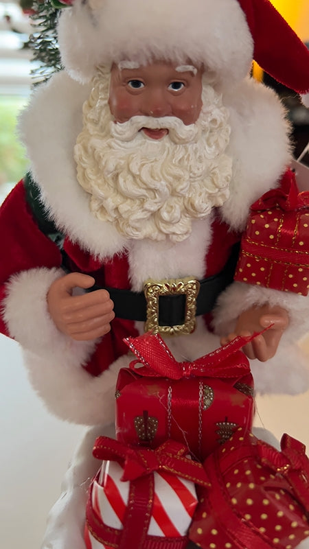 Kerstman op schoorsteen met kadootjes