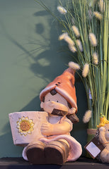 Bloempot met zittend meisje