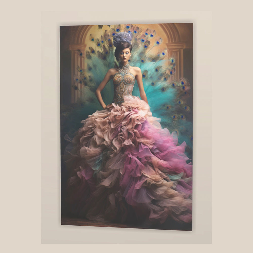 Avantgarde pauwenjurk op plexiglas