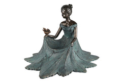 Dame met jurk als vogelvoerbakje en vogel