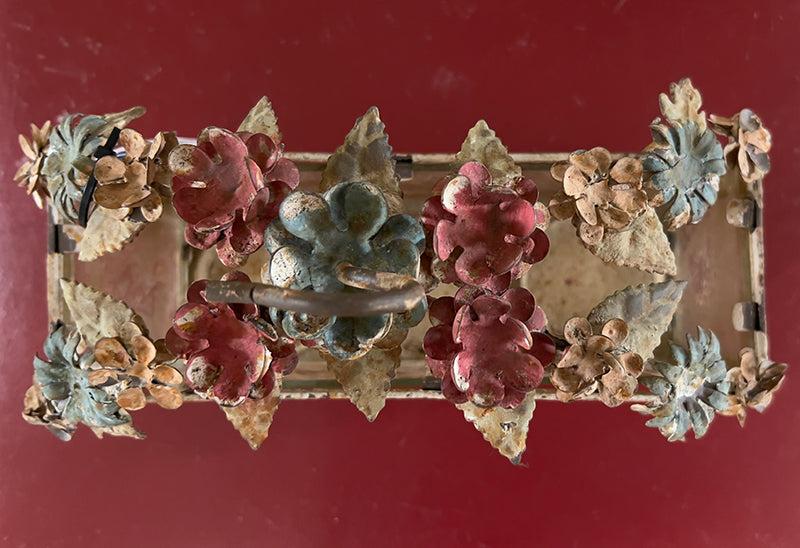 Windlicht met haak en bloemendecoratie