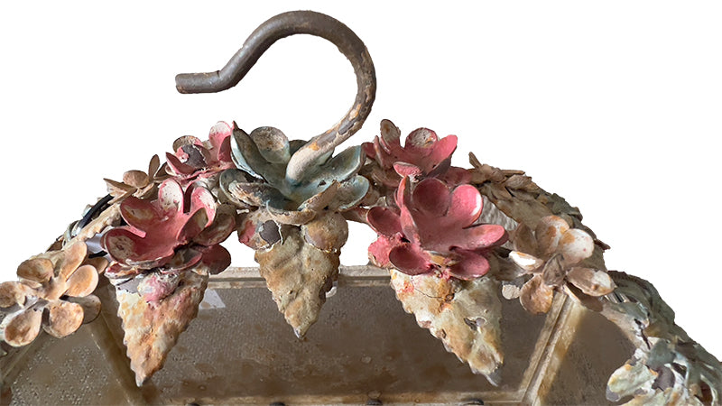 Windlicht met haak en bloemendecoratie