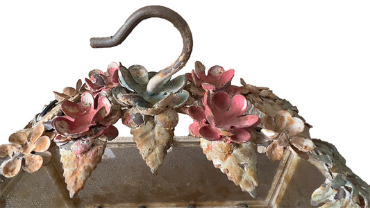 Windlicht met haak en bloemendecoratie