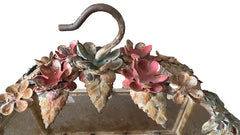 Windlicht met haak en bloemendecoratie