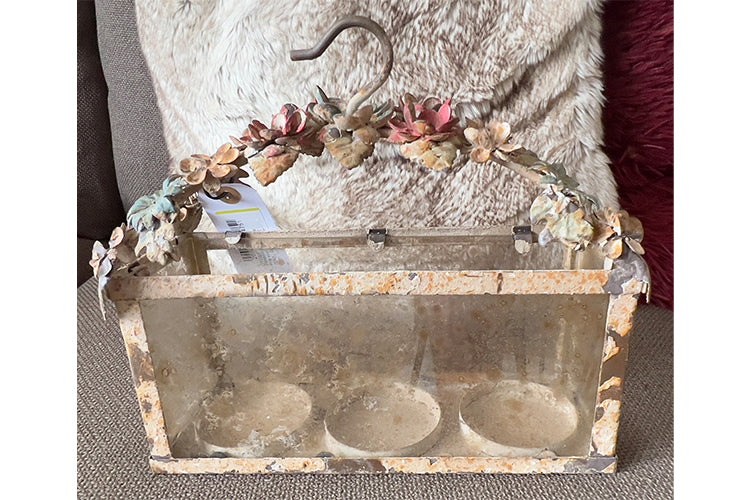 Windlicht met haak en bloemendecoratie