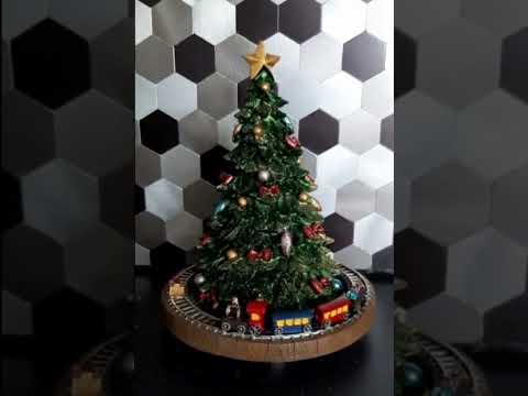 Kerstboom met trein en muziek