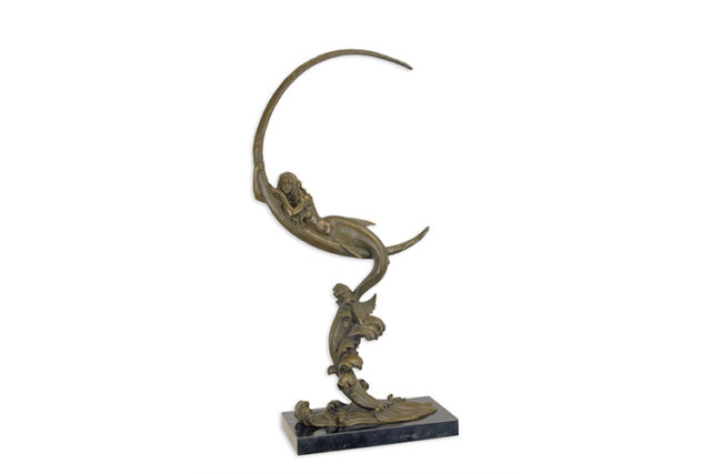 Bronzen beeld van zeemeermin in halve maan