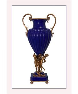 Blauwe porseleinen vaas met voet en handvaten van brons