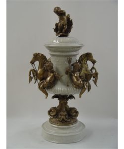 Porseleinen urn met bronzen vissen en paarden