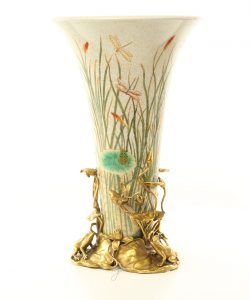 Porseleinen vaas met bronzen voet met kikkers