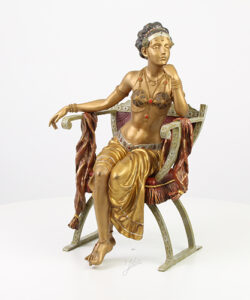 Bronzen beeld van vrouw in stoel