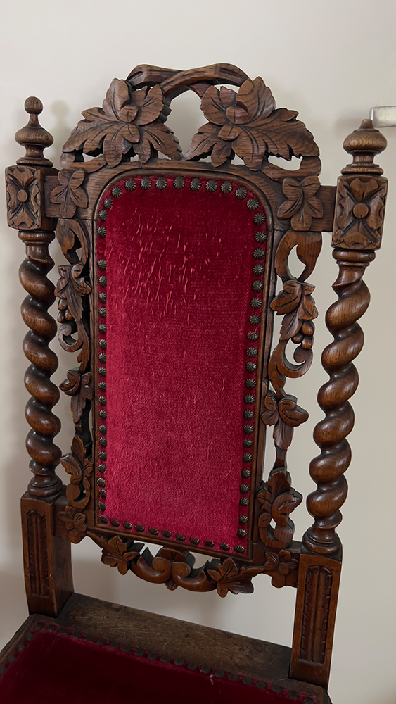 Antieke stoel bordeaux rood