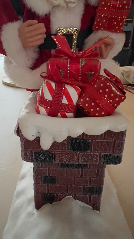 Kerstman op schoorsteen met kadootjes